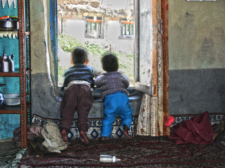 Kids-at-window